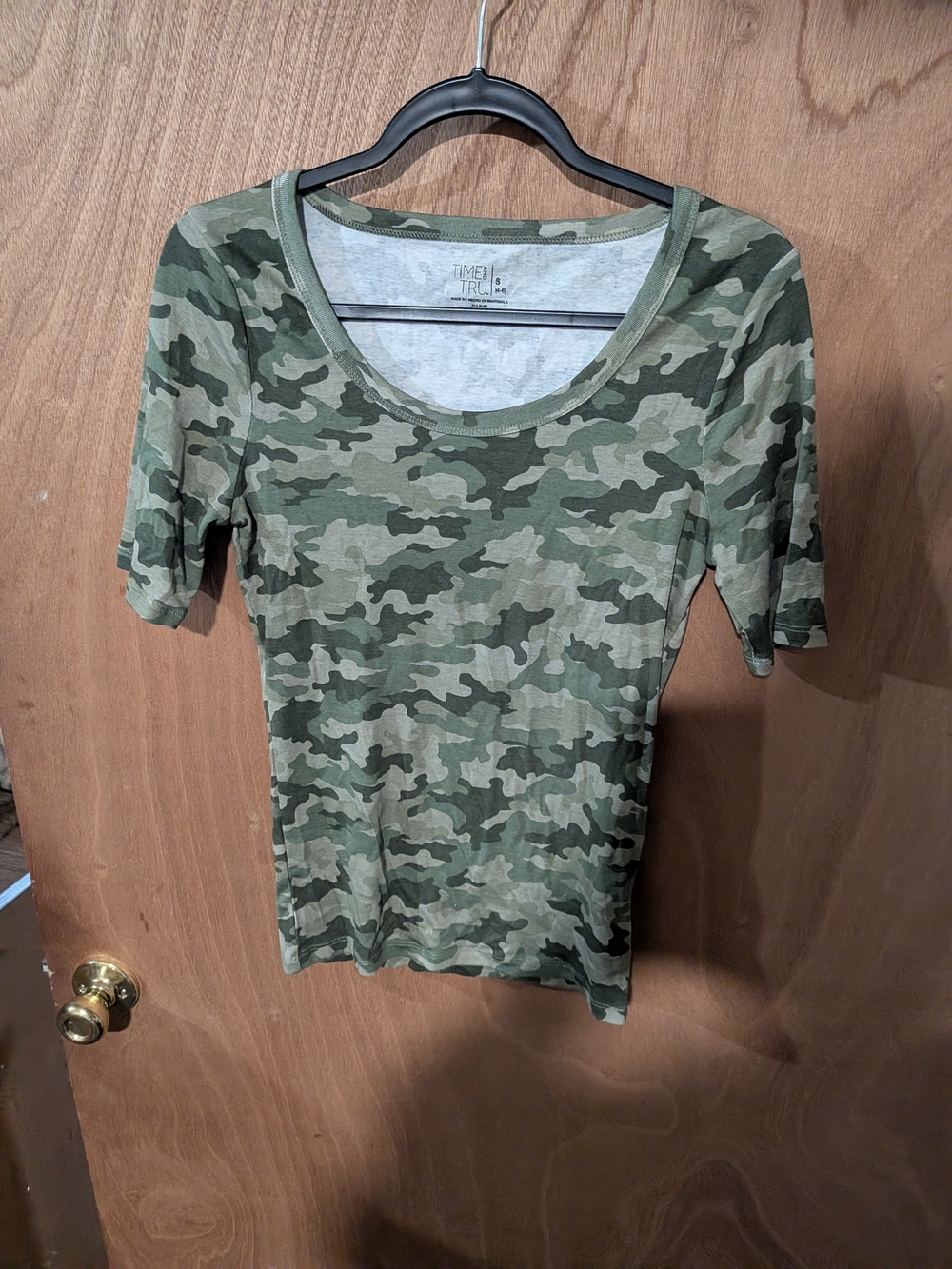 Time and Tru Green Camo Scoop Neck Short Sleeve Top